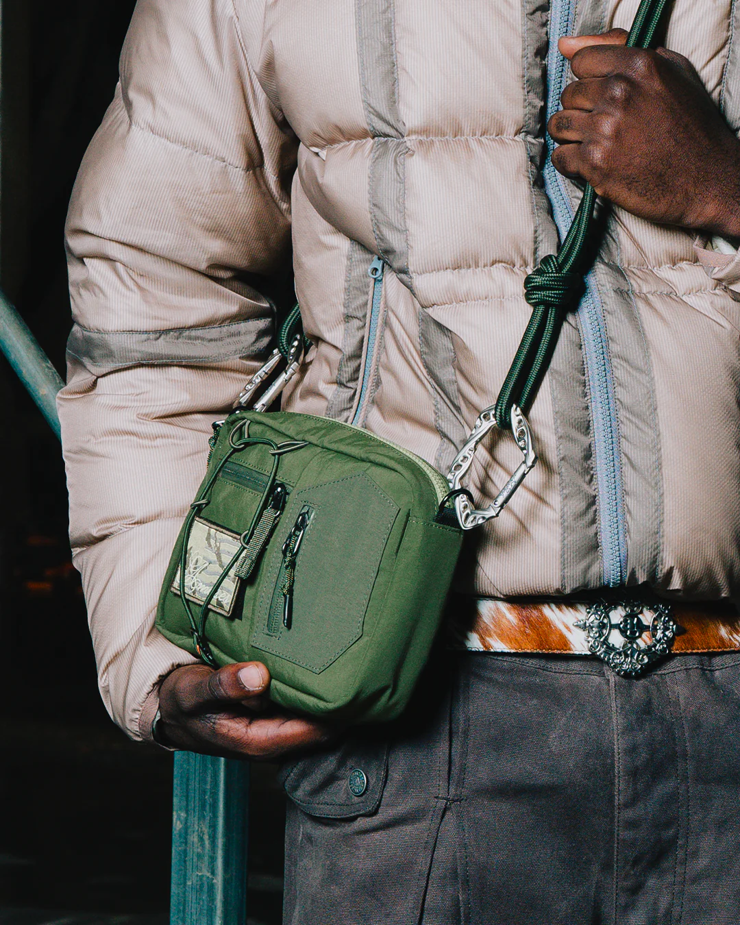 UNDERLOCK KAKI HANDBAG - Image 4